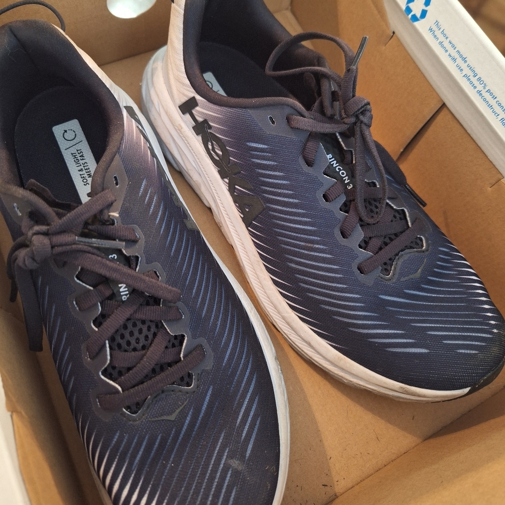 Tennis shoes